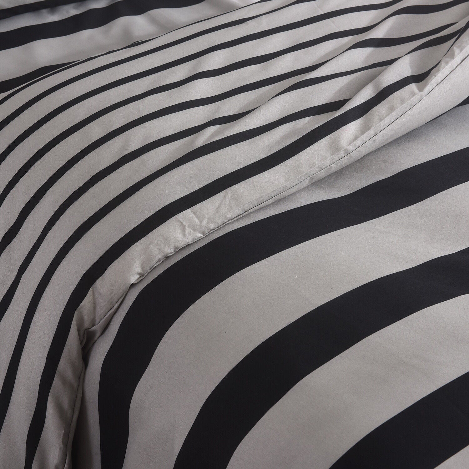 Obsidian Marble Luxe 4-Piece Bedding Set – Duvet Cover, Fitted Sheet & 2 Pillowcases.