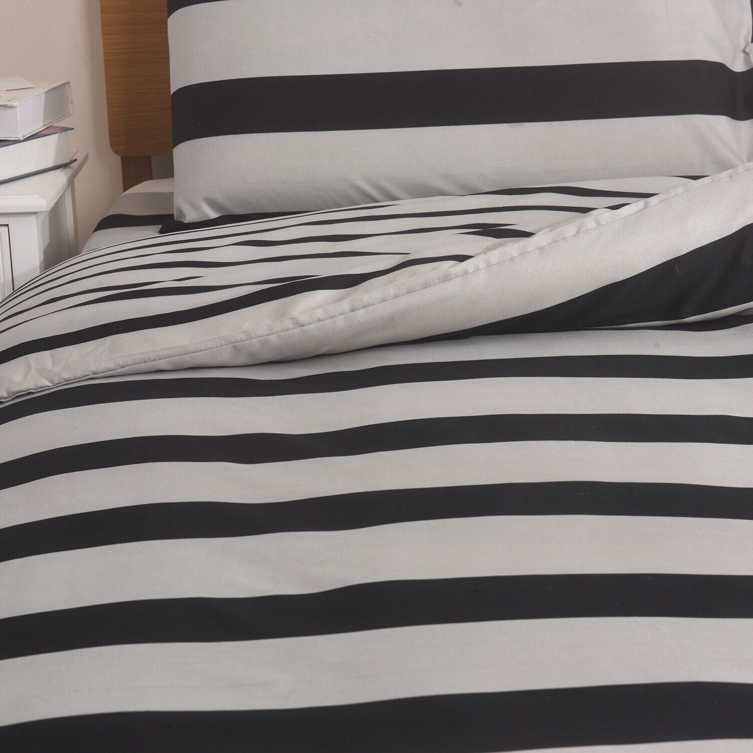 Obsidian Marble Luxe 4-Piece Bedding Set – Duvet Cover, Fitted Sheet & 2 Pillowcases.
