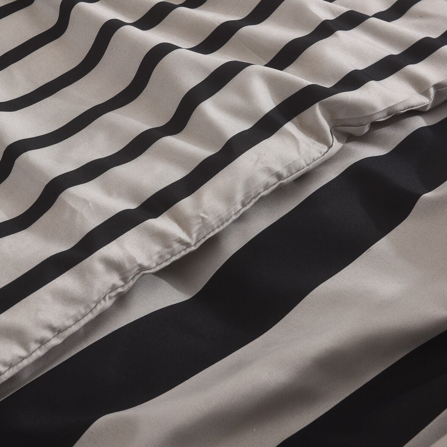 Obsidian Marble Luxe 4-Piece Bedding Set – Duvet Cover, Fitted Sheet & 2 Pillowcases.
