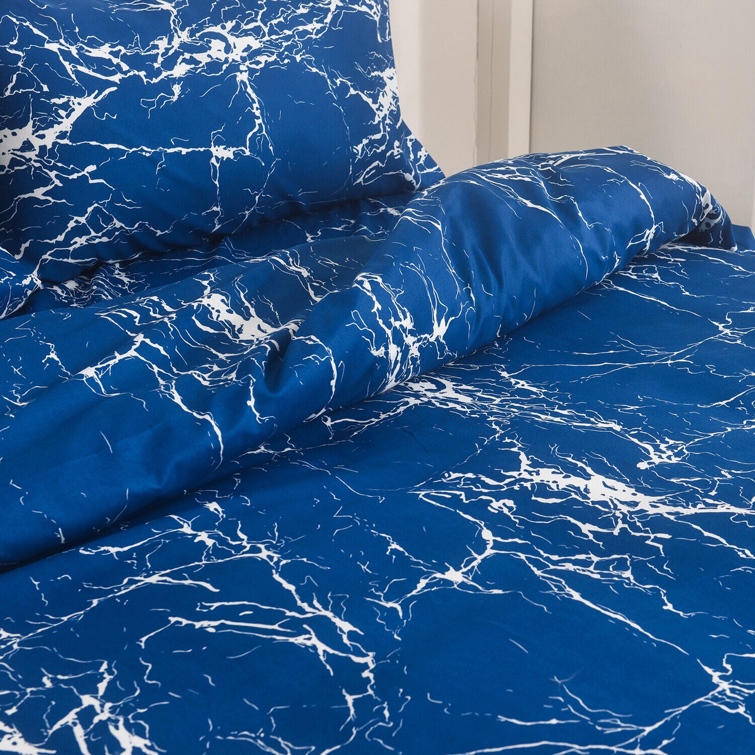Obsidian Marble Luxe 4-Piece Bedding Set – Duvet Cover, Fitted Sheet & 2 Pillowcases.
