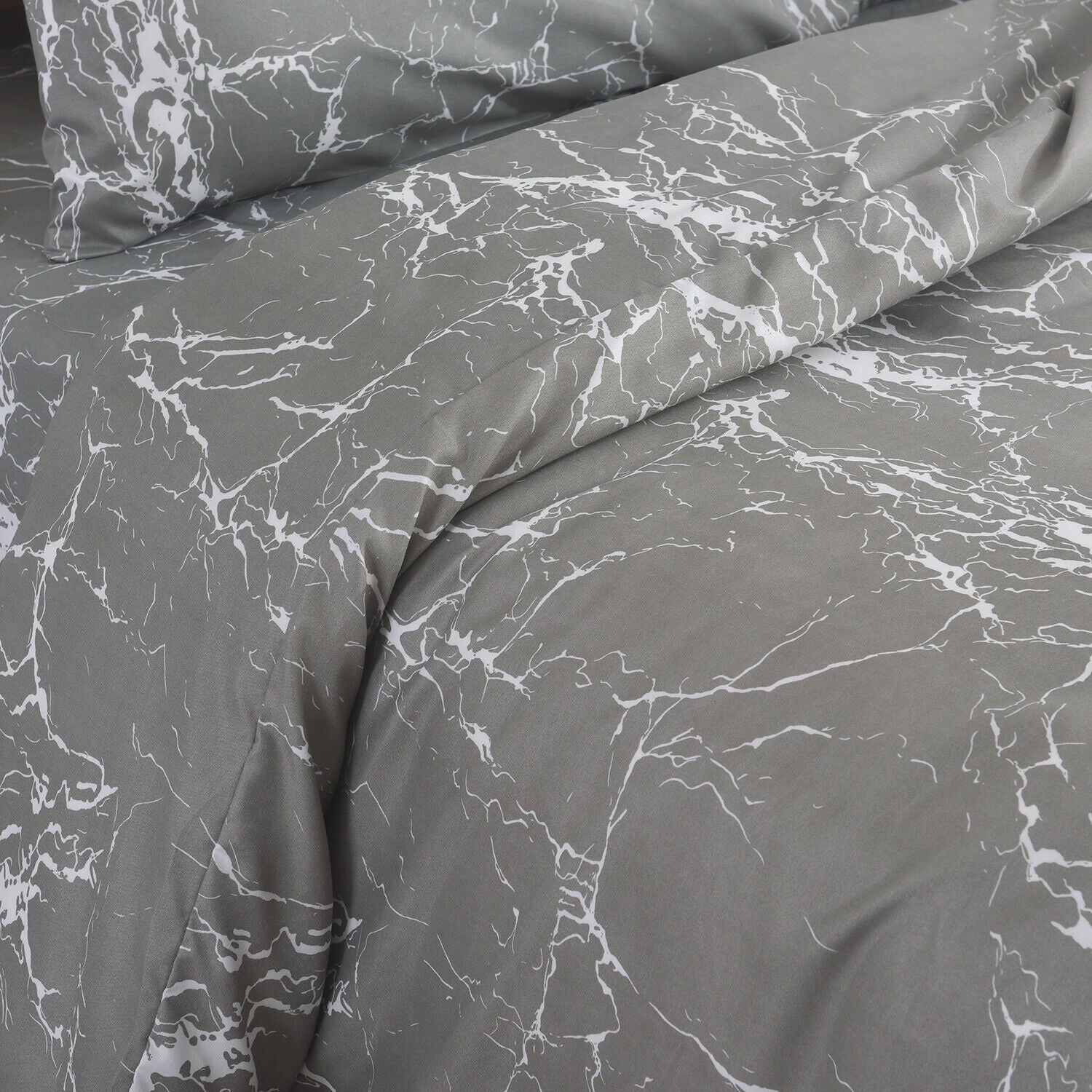 Obsidian Marble Luxe 4-Piece Bedding Set – Duvet Cover, Fitted Sheet & 2 Pillowcases.