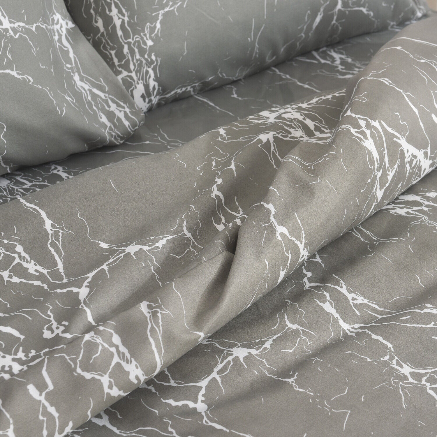 Obsidian Marble Luxe 4-Piece Bedding Set – Duvet Cover, Fitted Sheet & 2 Pillowcases.