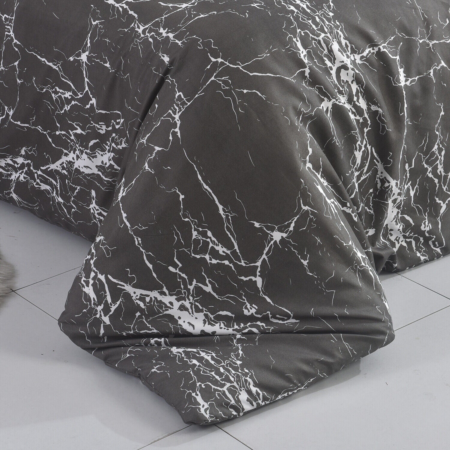 Obsidian Marble Luxe 4-Piece Bedding Set – Duvet Cover, Fitted Sheet & 2 Pillowcases.