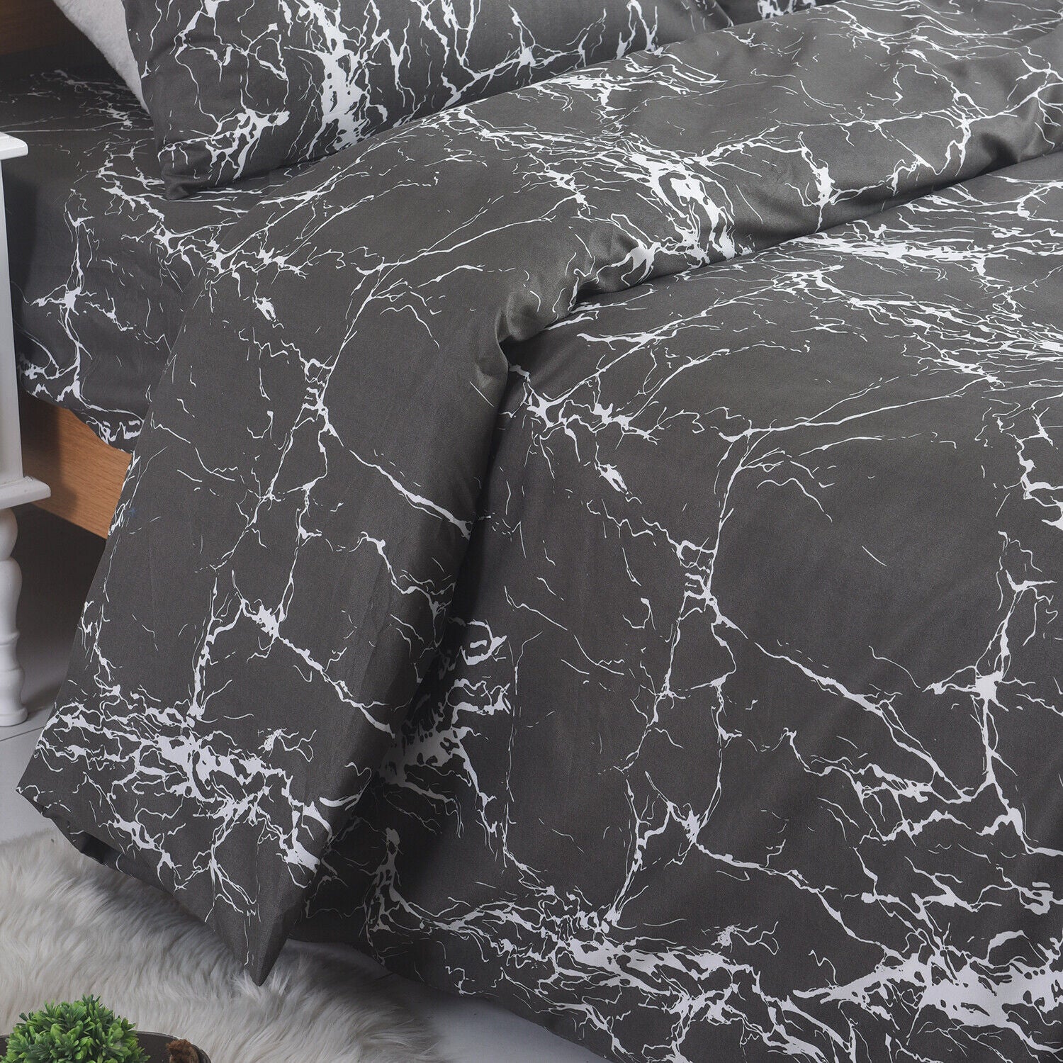 Obsidian Marble Luxe 4-Piece Bedding Set – Duvet Cover, Fitted Sheet & 2 Pillowcases.