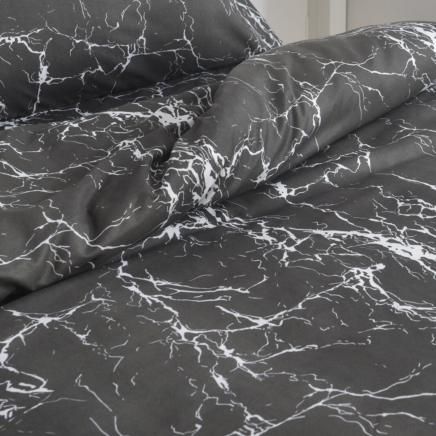 Obsidian Marble Luxe 4-Piece Bedding Set – Duvet Cover, Fitted Sheet & 2 Pillowcases.