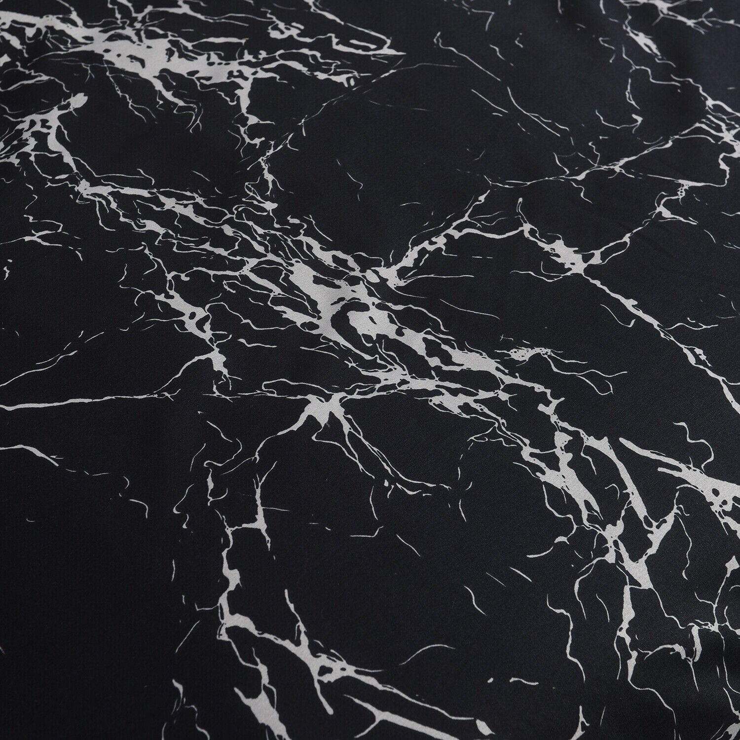 Obsidian Marble Luxe 4-Piece Bedding Set – Duvet Cover, Fitted Sheet & 2 Pillowcases.